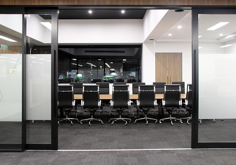 How-many-people-fot-at-your-meeting-table