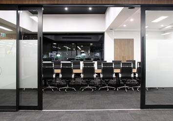 How-many-people-fot-at-your-meeting-table0